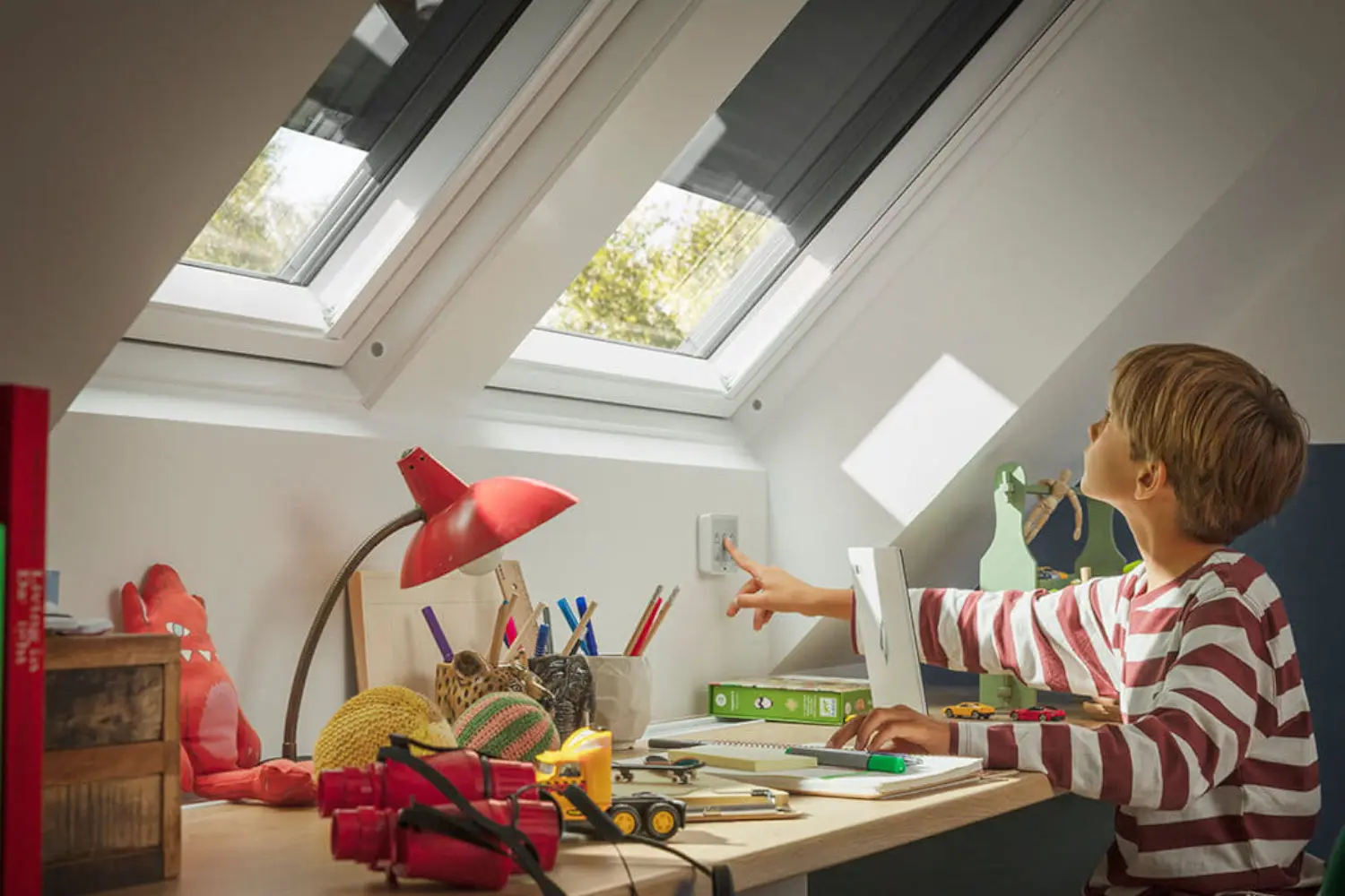 enfant ouvre volet roulant velux